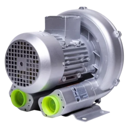 A imagem do Compressor Radial ,provavelmente exibe um equipamento compacto e robusto, com estrutura em alumínio injetado para maior resistência e vedação. Ele possui um design industrial, com entrada e saída de ar bem definidas, além de aletas ou aberturas para dissipação térmica. Seu formato é otimizado para garantir eficiência no fluxo de ar e minimizar ruídos e vibrações. Ideal para aplicações na aquicultura e indústria, o soprador se destaca pela sua construção durável e acabamento de alta qualidade.