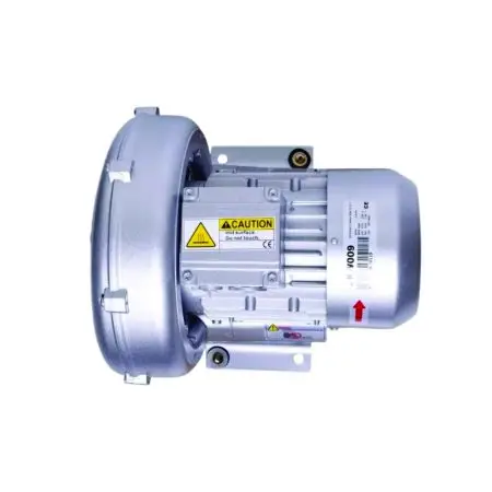 A imagem do Compressor Radial ,provavelmente exibe um equipamento compacto e robusto, com estrutura em alumínio injetado para maior resistência e vedação. Ele possui um design industrial, com entrada e saída de ar bem definidas, além de aletas ou aberturas para dissipação térmica. Seu formato é otimizado para garantir eficiência no fluxo de ar e minimizar ruídos e vibrações. Ideal para aplicações na aquicultura e indústria, o soprador se destaca pela sua construção durável e acabamento de alta qualidade.